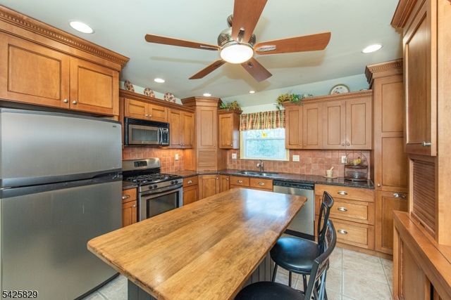 12 Henry St, Roxbury Twp., NJ 07876