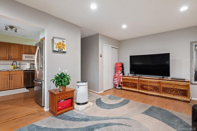 630 Fulton Street T6, Farmingdale, NY 11735