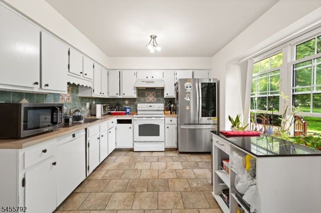 403 Bradford Ct, Hillsborough Twp., NJ 08844
