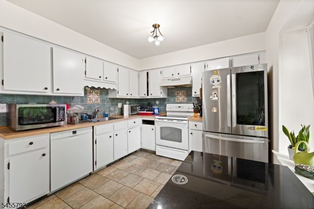 403 Bradford Ct, Hillsborough Twp., NJ 08844