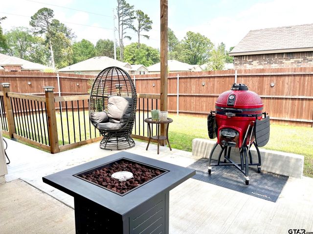1206 Hidden Valley, Chandler, TX 75758