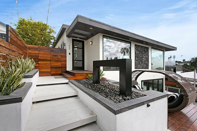 225 4th Street, Encinitas, CA 92024