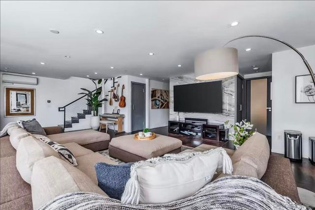 225 4th Street, Encinitas, CA 92024