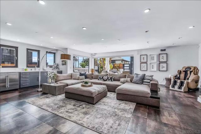 225 4th Street, Encinitas, CA 92024