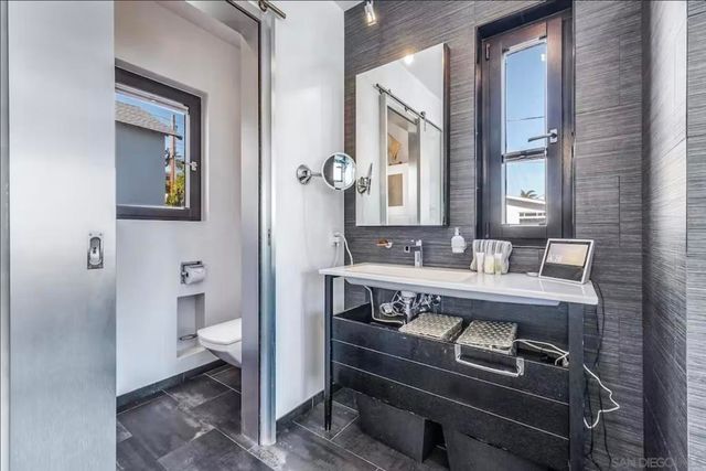 225 4th Street, Encinitas, CA 92024