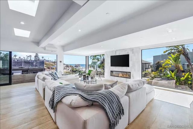 225 4th Street, Encinitas, CA 92024