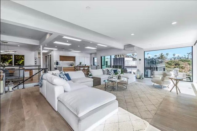 225 4th Street, Encinitas, CA 92024