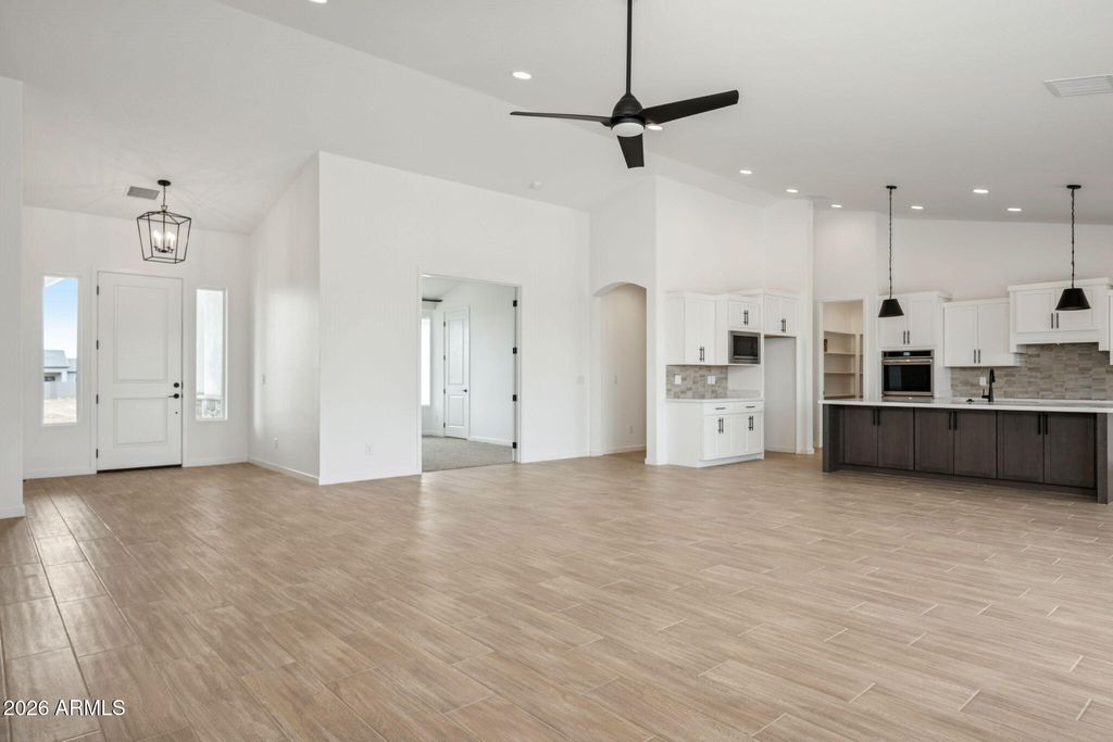 Image 10 of property listing at 20136 W Hazelwood Street, Litchfield Park, AZ 85340