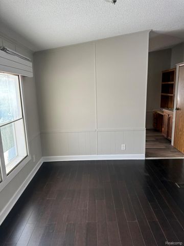 5249 Lapeer Road, Burton, MI 48509