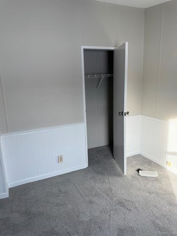 5249 Lapeer Road, Burton, MI 48509