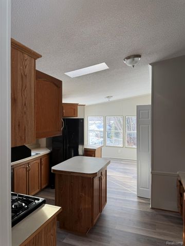 5249 Lapeer Road, Burton, MI 48509