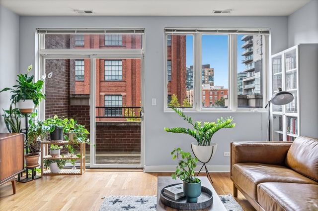 693 N Peoria Street 4N, Chicago, IL 60642