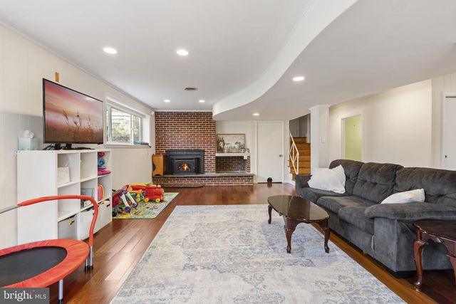 352 S NEW MIDDLETOWN RD, Media, PA 19063