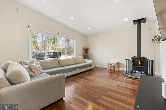 352 S NEW MIDDLETOWN RD, Media, PA 19063