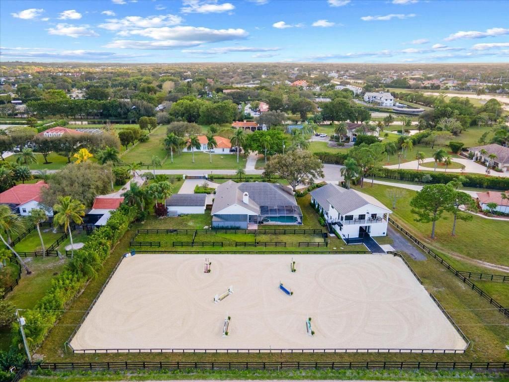 Image 13 of property listing at 14322 Draft Horse Lane, Wellington, FL 33414