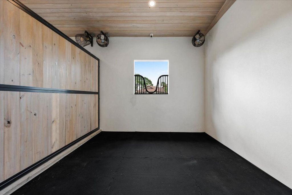 Image 4 of property listing at 14322 Draft Horse Lane, Wellington, FL 33414