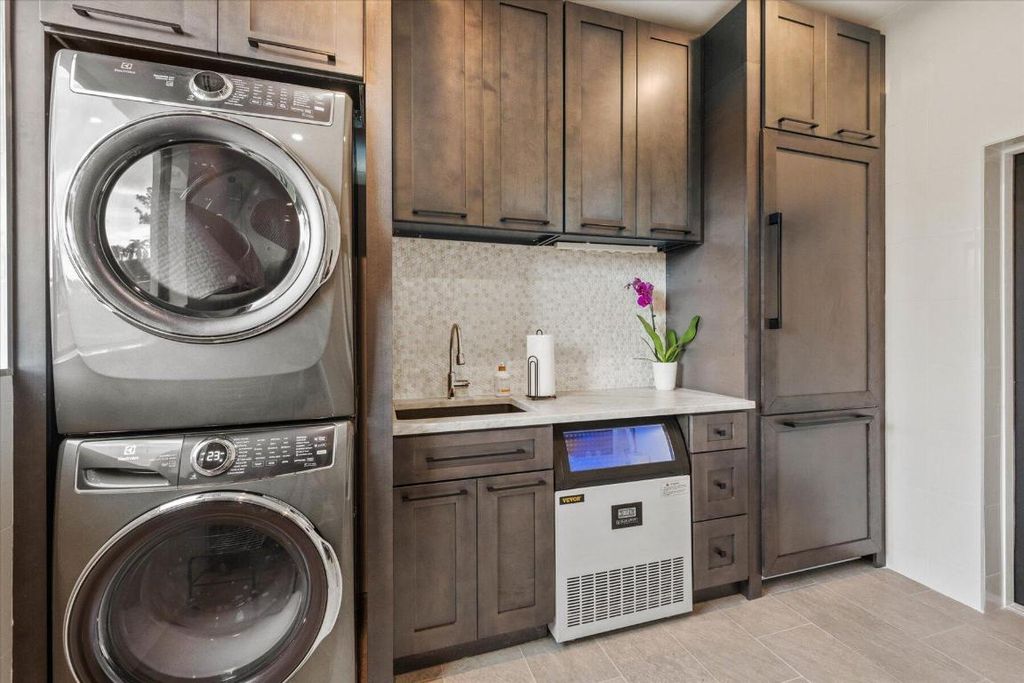 Image 7 of property listing at 14322 Draft Horse Lane, Wellington, FL 33414