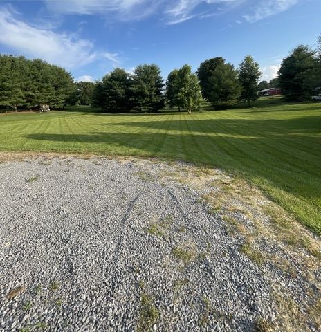 528 Womack Rd, Bethpage, TN 37022