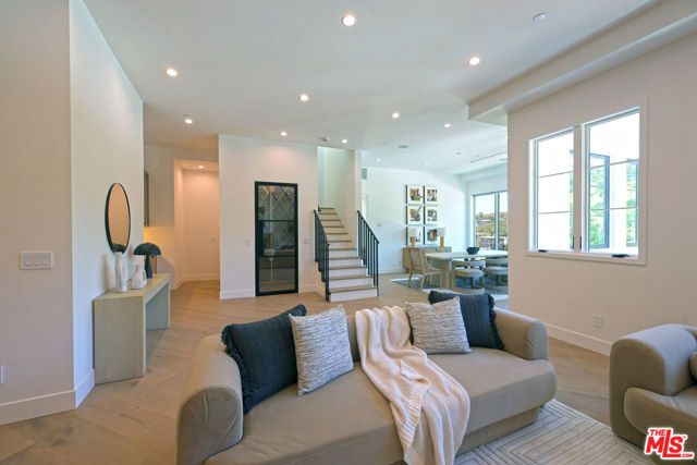 3072 Hollyridge Drive, Los Angeles, CA 90068