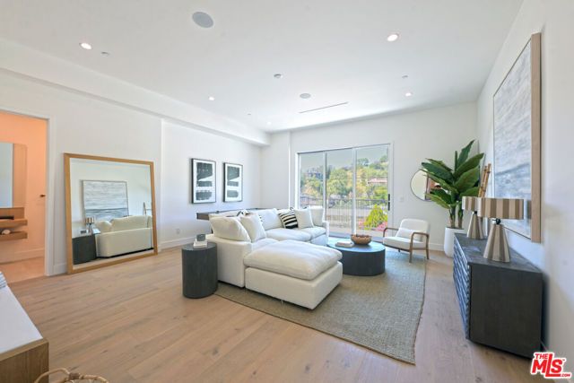 3072 Hollyridge Drive, Los Angeles, CA 90068