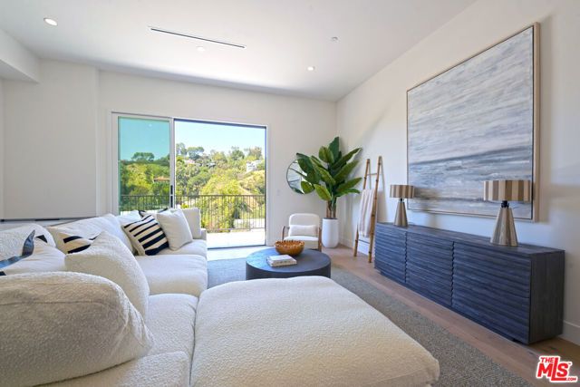 3072 Hollyridge Drive, Los Angeles, CA 90068