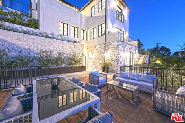 3072 Hollyridge Drive, Los Angeles, CA 90068