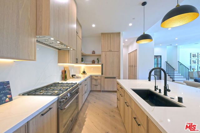 3072 Hollyridge Drive, Los Angeles, CA 90068