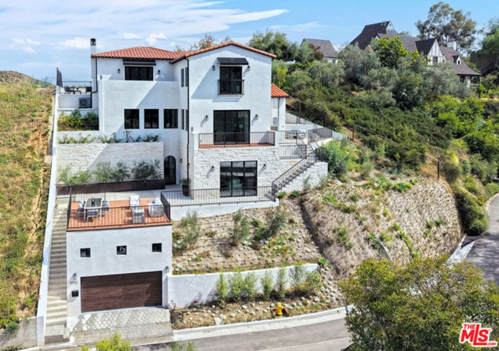 3072 Hollyridge Drive, Los Angeles, CA 90068