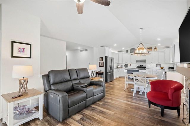 1811 Farm View DRIVE, Grafton, WI 53024