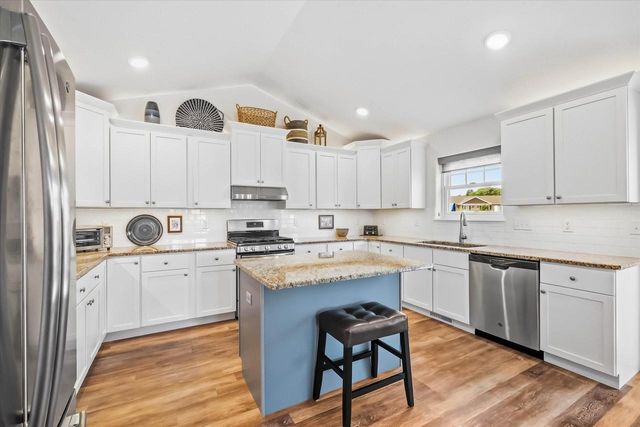 1811 Farm View DRIVE, Grafton, WI 53024