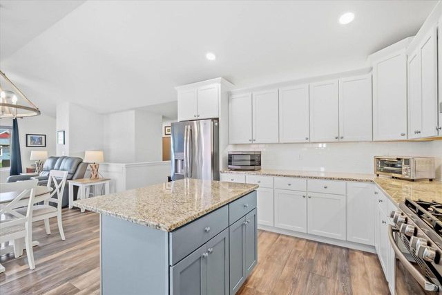 1811 Farm View DRIVE, Grafton, WI 53024