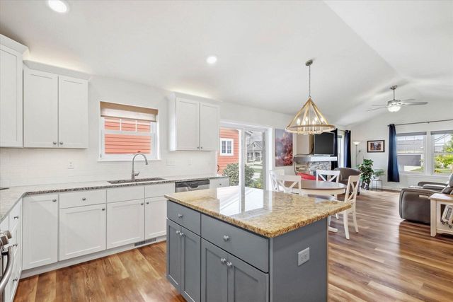 1811 Farm View DRIVE, Grafton, WI 53024