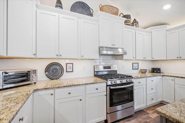 1811 Farm View DRIVE, Grafton, WI 53024