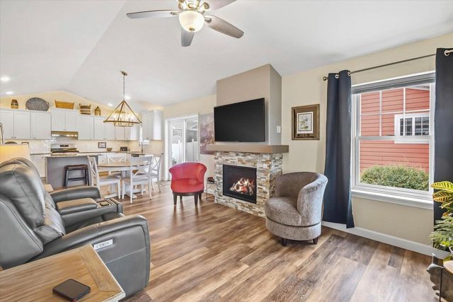 1811 Farm View DRIVE, Grafton, WI 53024
