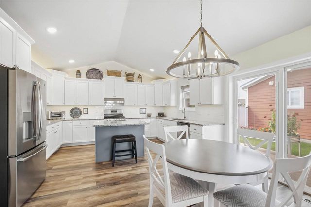 1811 Farm View DRIVE, Grafton, WI 53024