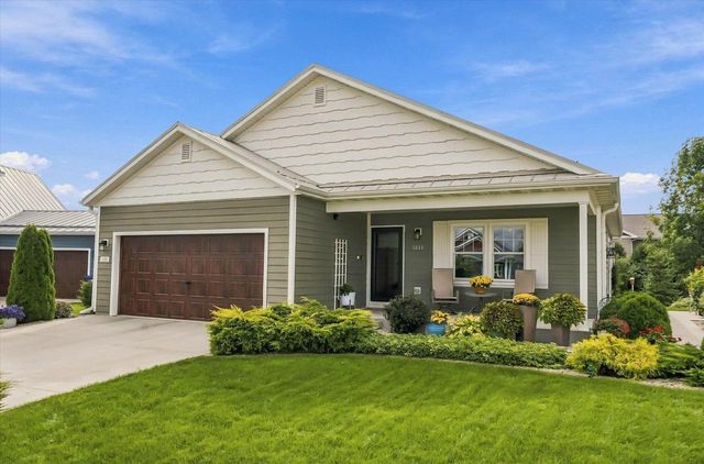 1811 Farm View DRIVE, Grafton, WI 53024