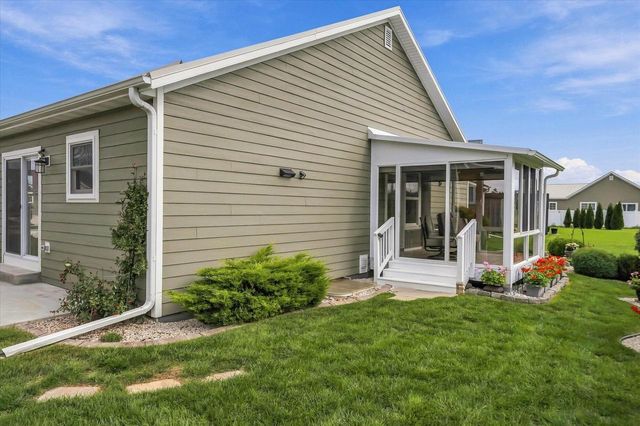 1811 Farm View DRIVE, Grafton, WI 53024
