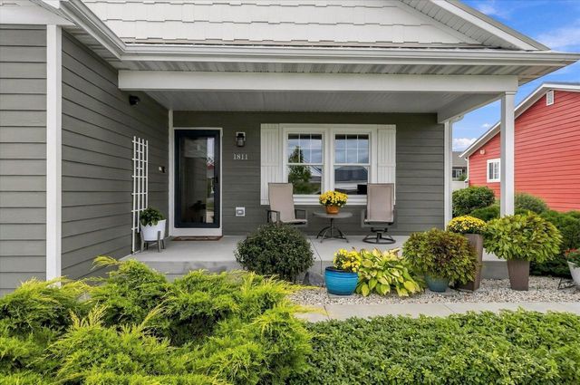 1811 Farm View DRIVE, Grafton, WI 53024