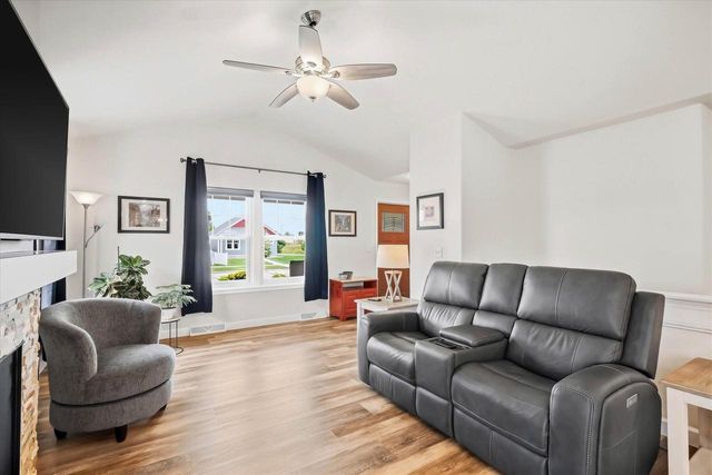 1811 Farm View DRIVE, Grafton, WI 53024
