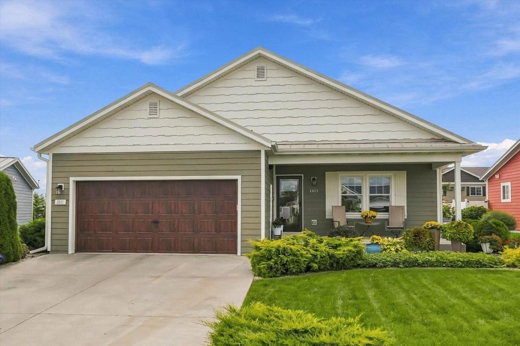 1811 Farm View DRIVE, Grafton, WI 53024