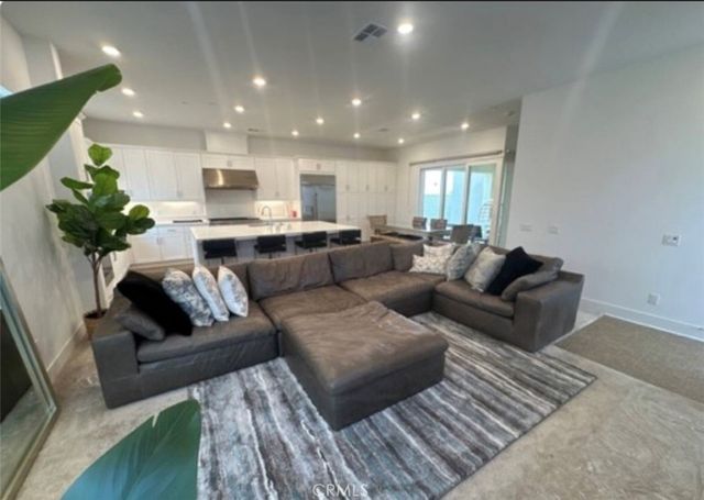 27148 Skyland, Valencia, CA 91381