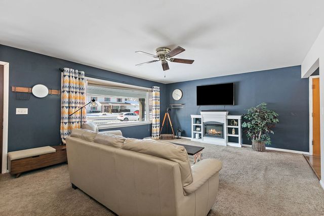 381 Keith Avenue, Crystal Lake, IL 60014