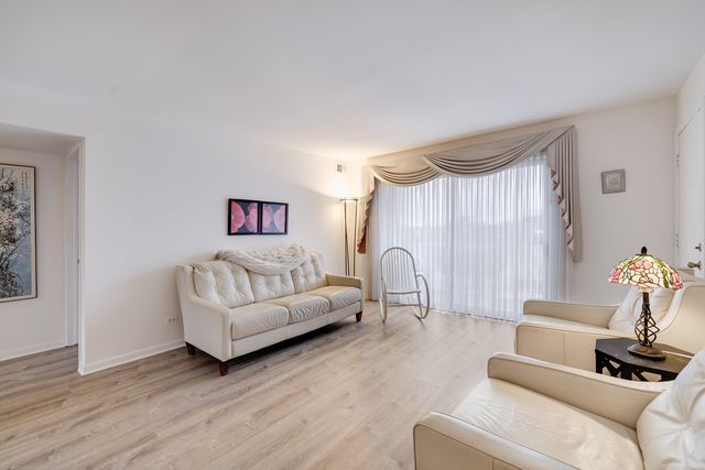 9387 Bay Colony Drive 3W, Des Plaines, IL 60016