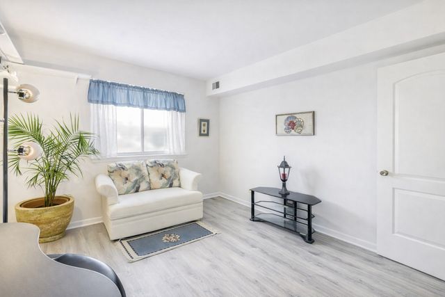 9387 Bay Colony Drive 3W, Des Plaines, IL 60016