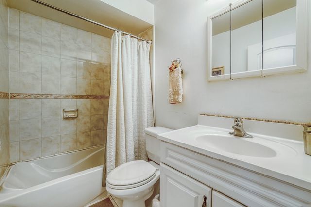 9387 Bay Colony Drive 3W, Des Plaines, IL 60016