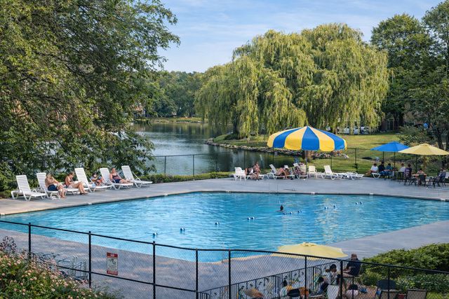 9387 Bay Colony Drive 3W, Des Plaines, IL 60016