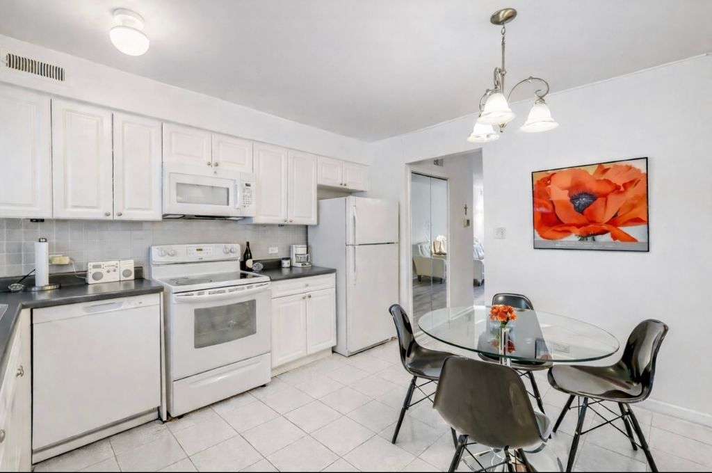 9387 Bay Colony Drive 3W, Des Plaines, IL 60016