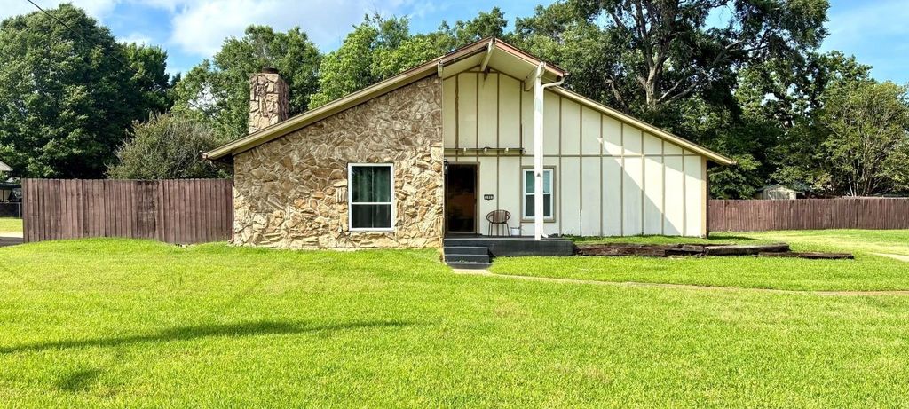 109 E Gladiola St, White Oak, TX 75693