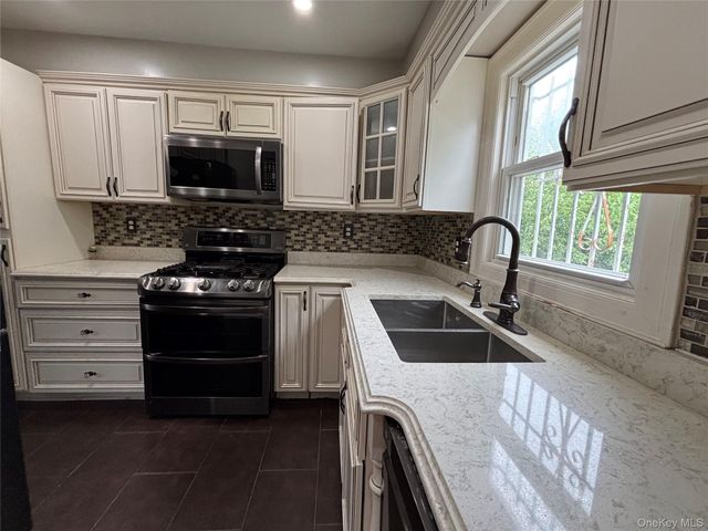 21811 107 Avenue 2, Queens Village, NY 11429