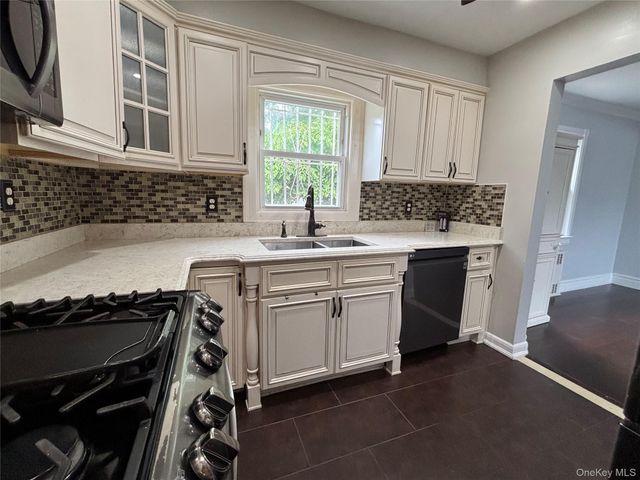 21811 107 Avenue 2, Queens Village, NY 11429